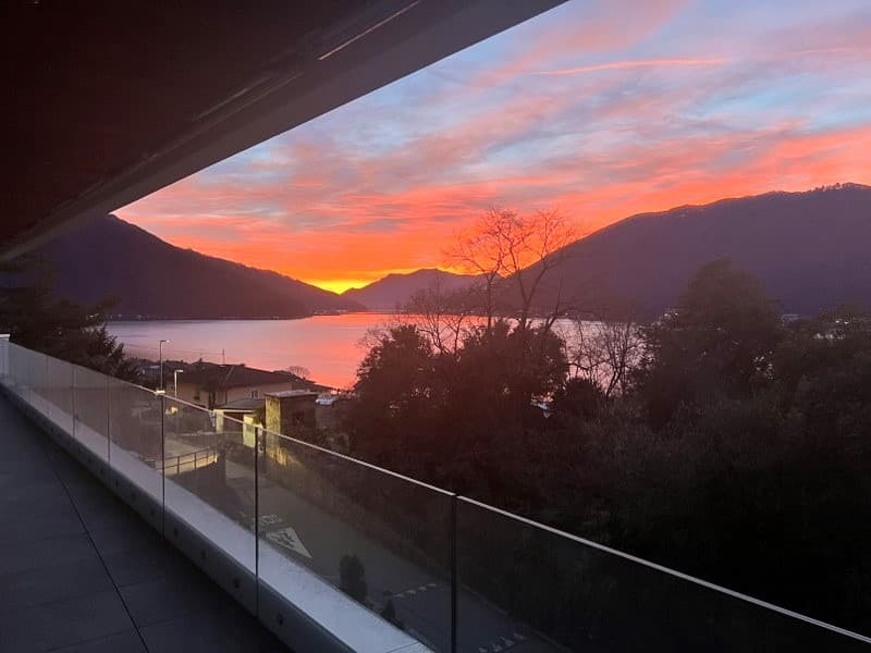 FAVOLOSO ATTICO DI NUOVA COSTRUZIONE, CON MERAVIGLIOSA VISTA LAGO