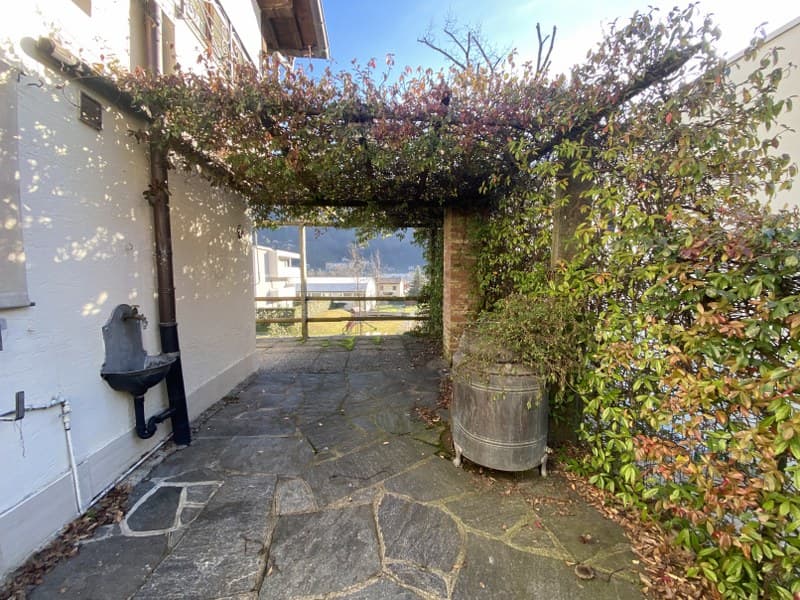 AMPIA CASA UNIFAMILIARE - 5.5 LOCALI CON GIARDINO