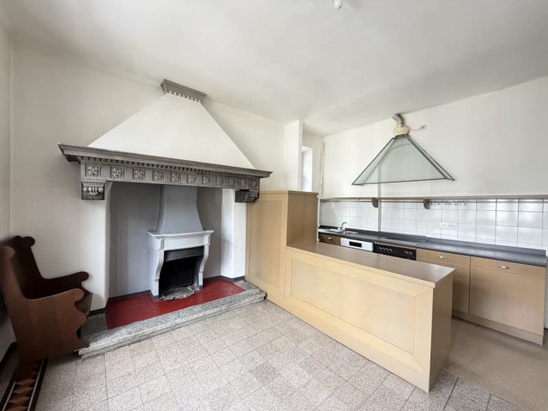 APPARTAMENTO 5.5 LOCALI IN ELEGANTE VILLA D'EPOCA, IN CENTRO CITTÀ