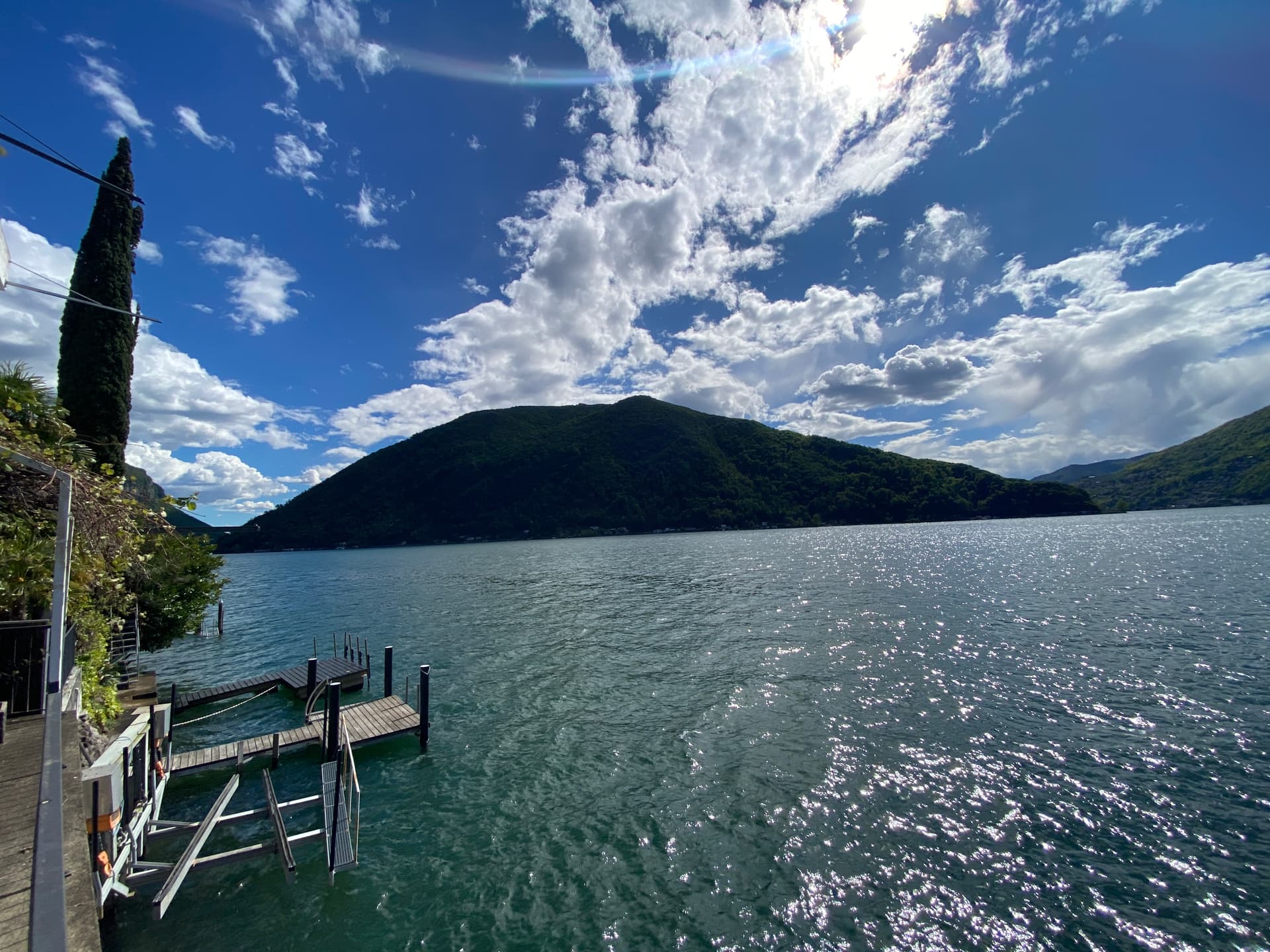 PRESTIGIOUS VILLA ON THE SHORES OF THE LAKE, WITH PRIVATE DOCKS