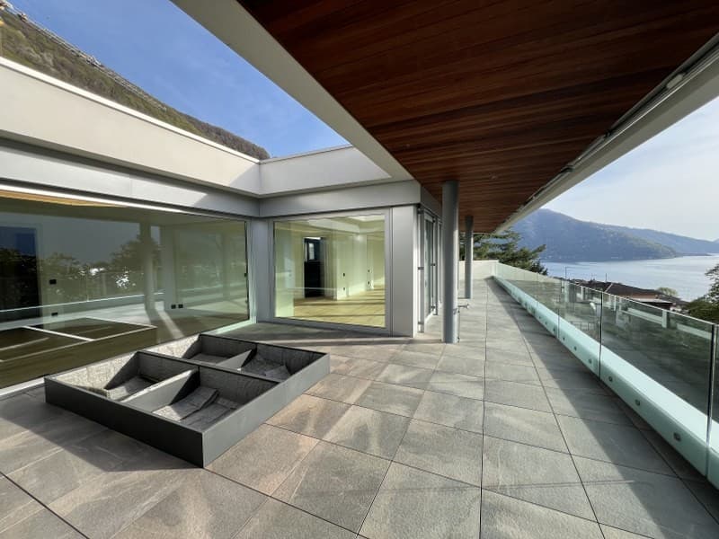 FAVOLOSO ATTICO CON BELLISSIMA TERRAZZA COPERTA E INCANTEVOLE VISTA PANORAMICA SUL LAGO