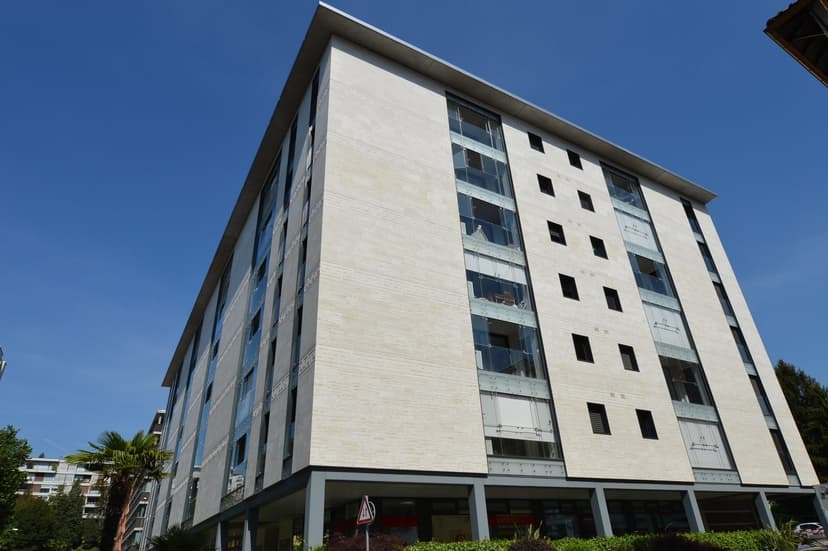 INTERESSANTE LOCALE COMMERCIALE AL PIANTERRENO CON VETRINE