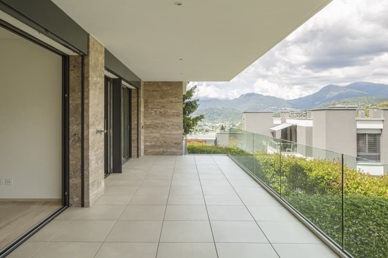 APPARTAMENTO 3.5 LOCALI CON GRANDE TERRAZZA E VISTA APERTA SULLE MONTAGNE