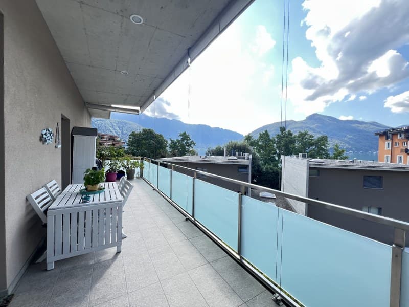 ESCLUSIVO ATTICO DI 4.5 LOCALI CON SPLENDIDA VISTA LAGO