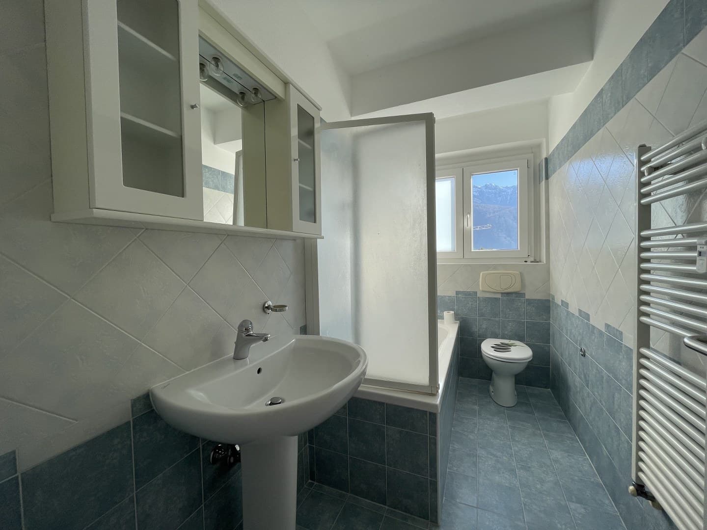 APPARTAMENTO 2.5 LOCALI AL SECONDO PIANO CON VISTA LAGO