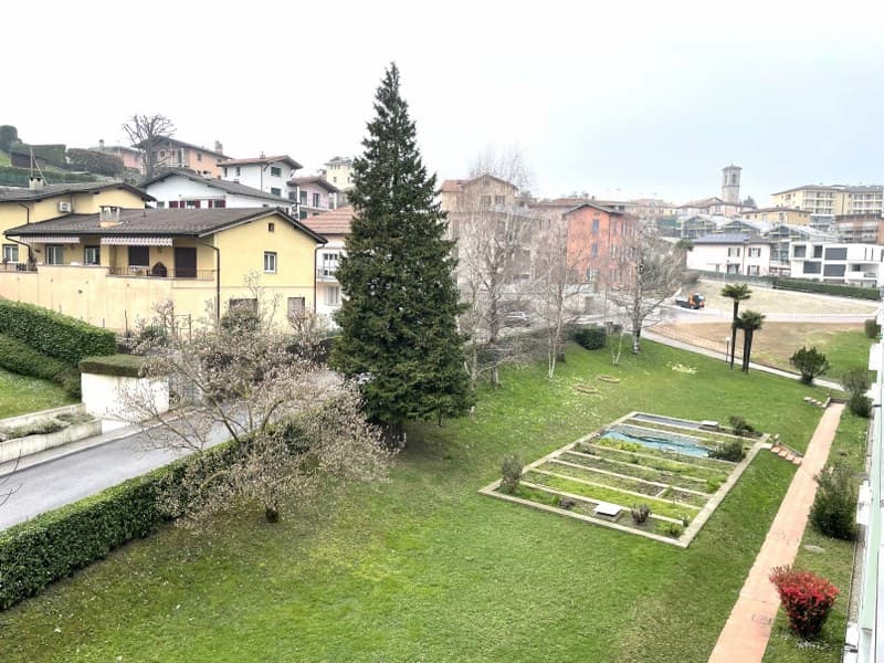 LUMINOSO DUPLEX DI 4.5 LOCALI CON BALCONI E VISTA APERTA SULLE COLLINE CIRCOSTANTI.