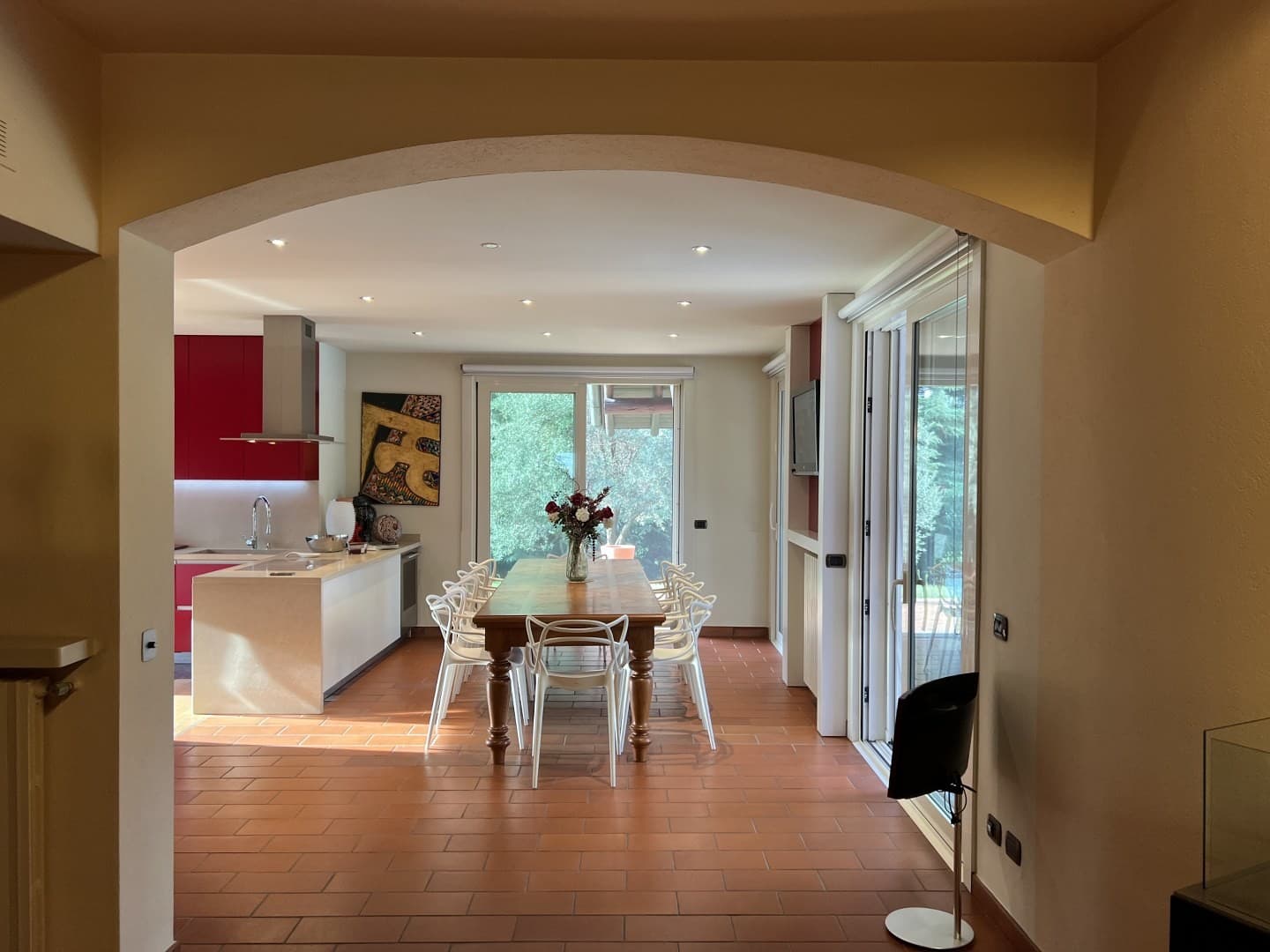 SINGLE VILLA WITH SPACIOUS GARDEN AND POOL