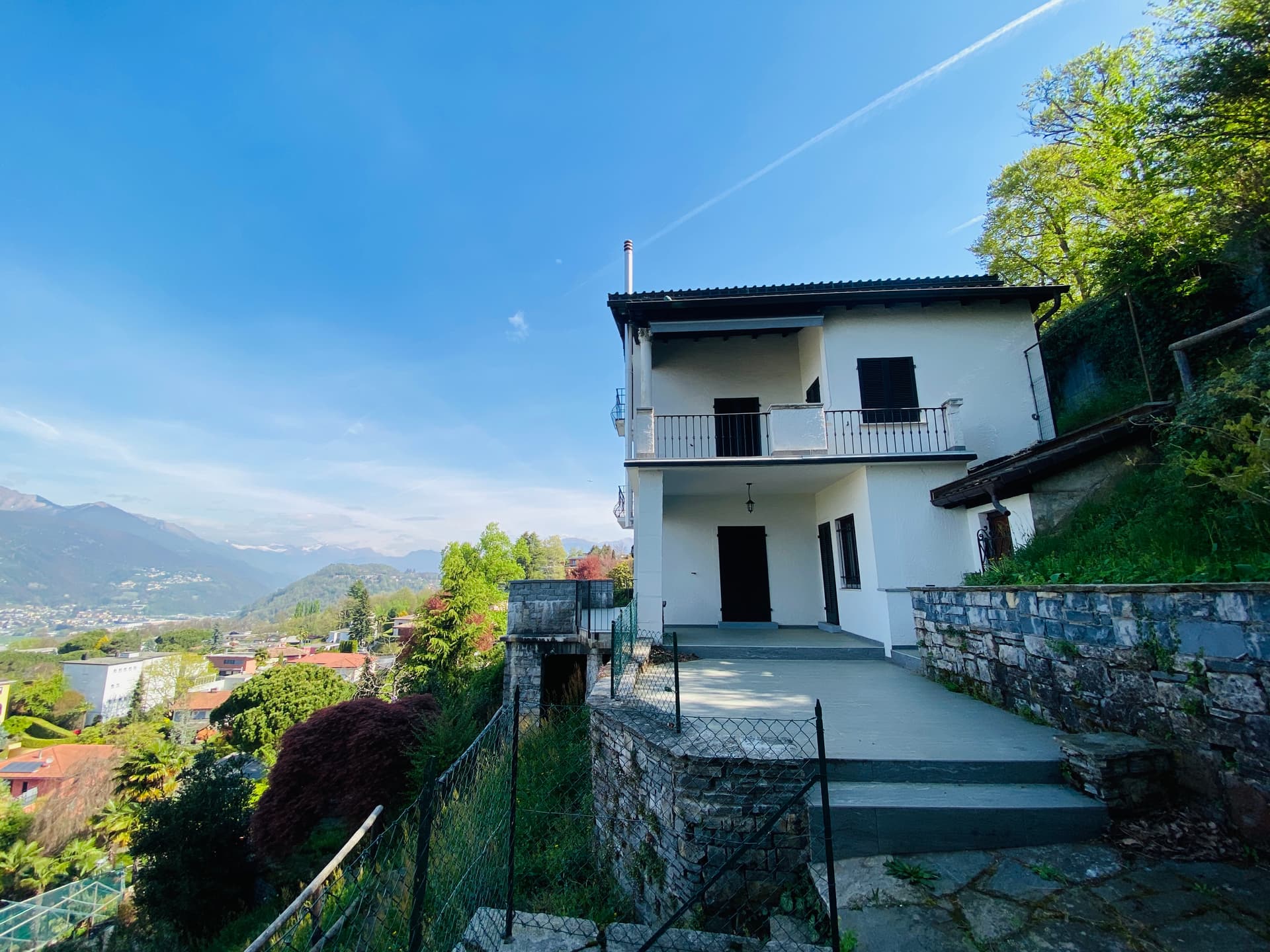 ELEGANTE CASA CON VISTA LAGO NEL CUORE DELLA COLLINA D'ORO 