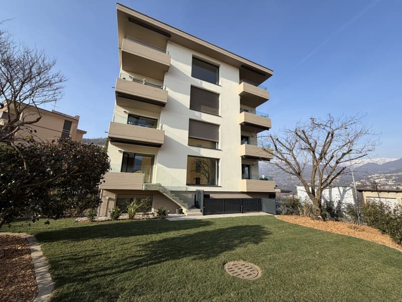 4.5-ROOM PENTHOUSE APARTMENT WITH LAKE VIEW IN ELEGANT BUILDING