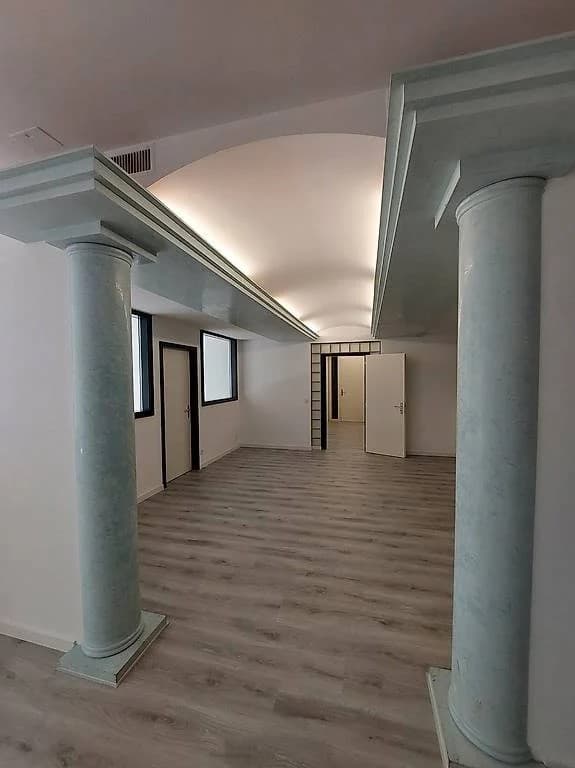 UFFICIO DI 6 LOCALI AMPIO E LUMINOSO