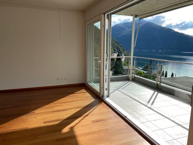 MERAVIGLIOSO ATTICO CON AMPIA TERRAZZA E PANORAMICA VISTA LAGO 