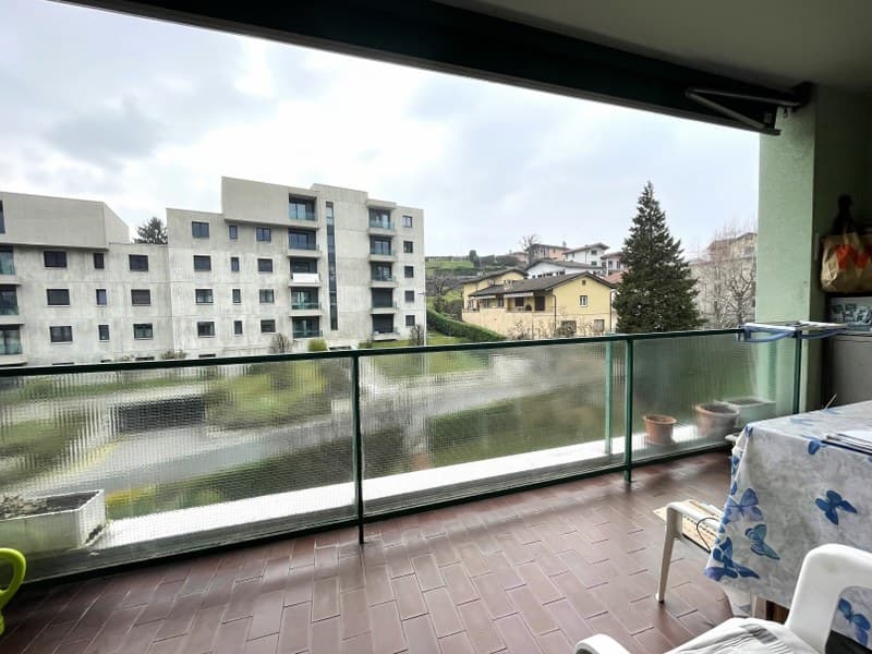 LUMINOSO DUPLEX DI 4.5 LOCALI CON BALCONI E VISTA APERTA SULLE COLLINE CIRCOSTANTI.