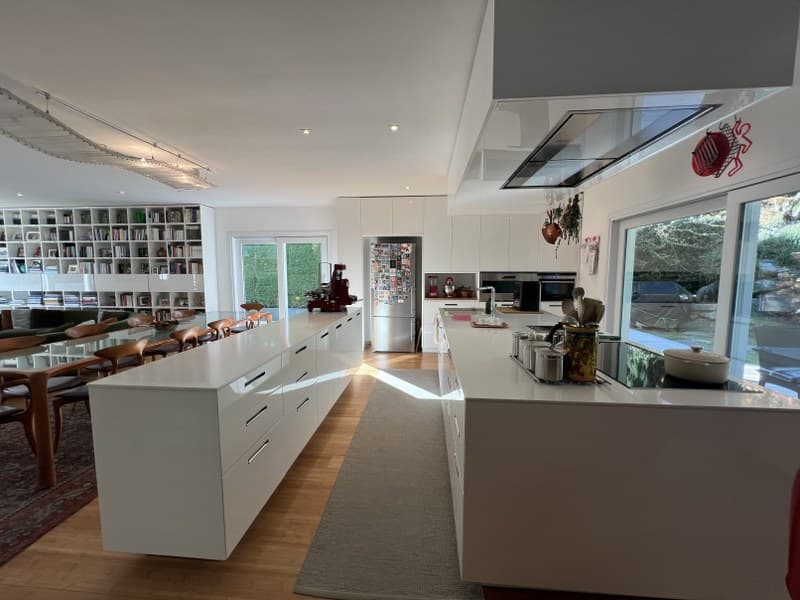 ELEGANT MODERN VILLA WITH LARGE GARDEN