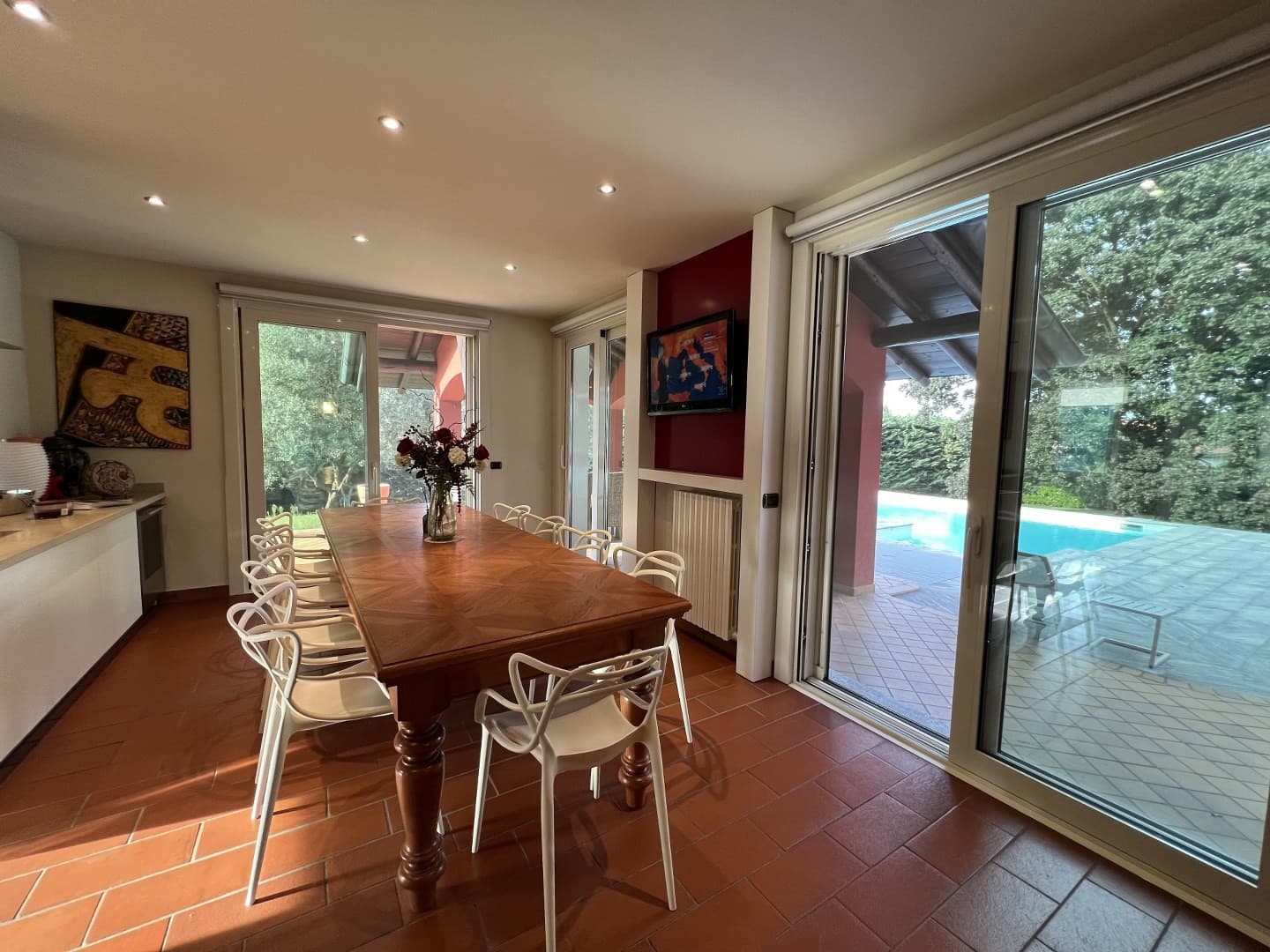 SINGLE VILLA WITH SPACIOUS GARDEN AND POOL