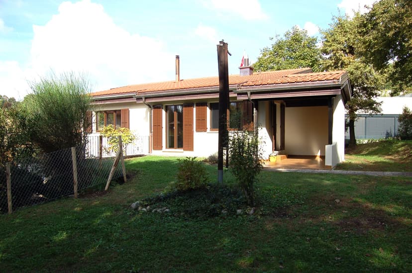 CASA UNIFAMILIARE CON GRANDE AREA VERDE PRIVATA