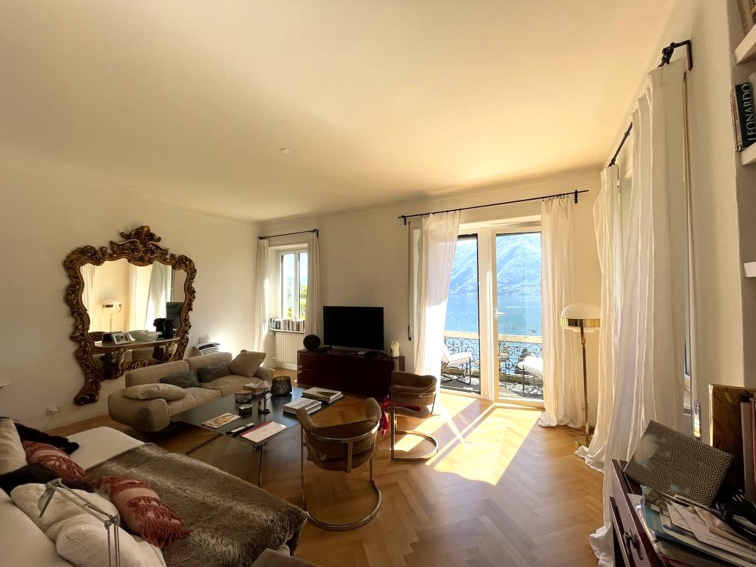 APPARTAMENTO DI 5 LOCALI CON MERAVIGLIOSA VISTA LAGO