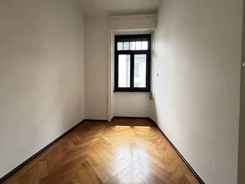 APPARTAMENTO 5.5 LOCALI IN ELEGANTE VILLA D'EPOCA, IN CENTRO CITTÀ