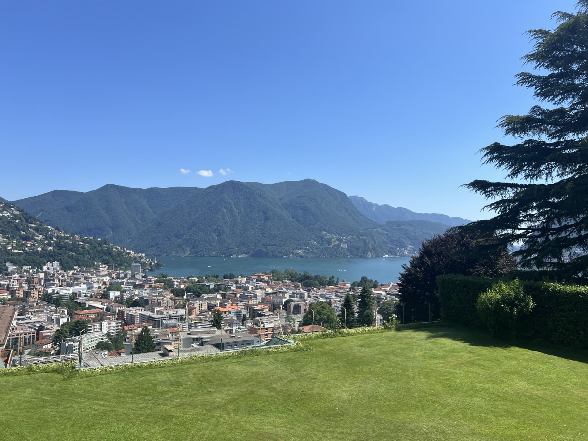 LUSSUOSA VILLA IN POSIZIONE PRIVILEGIATA