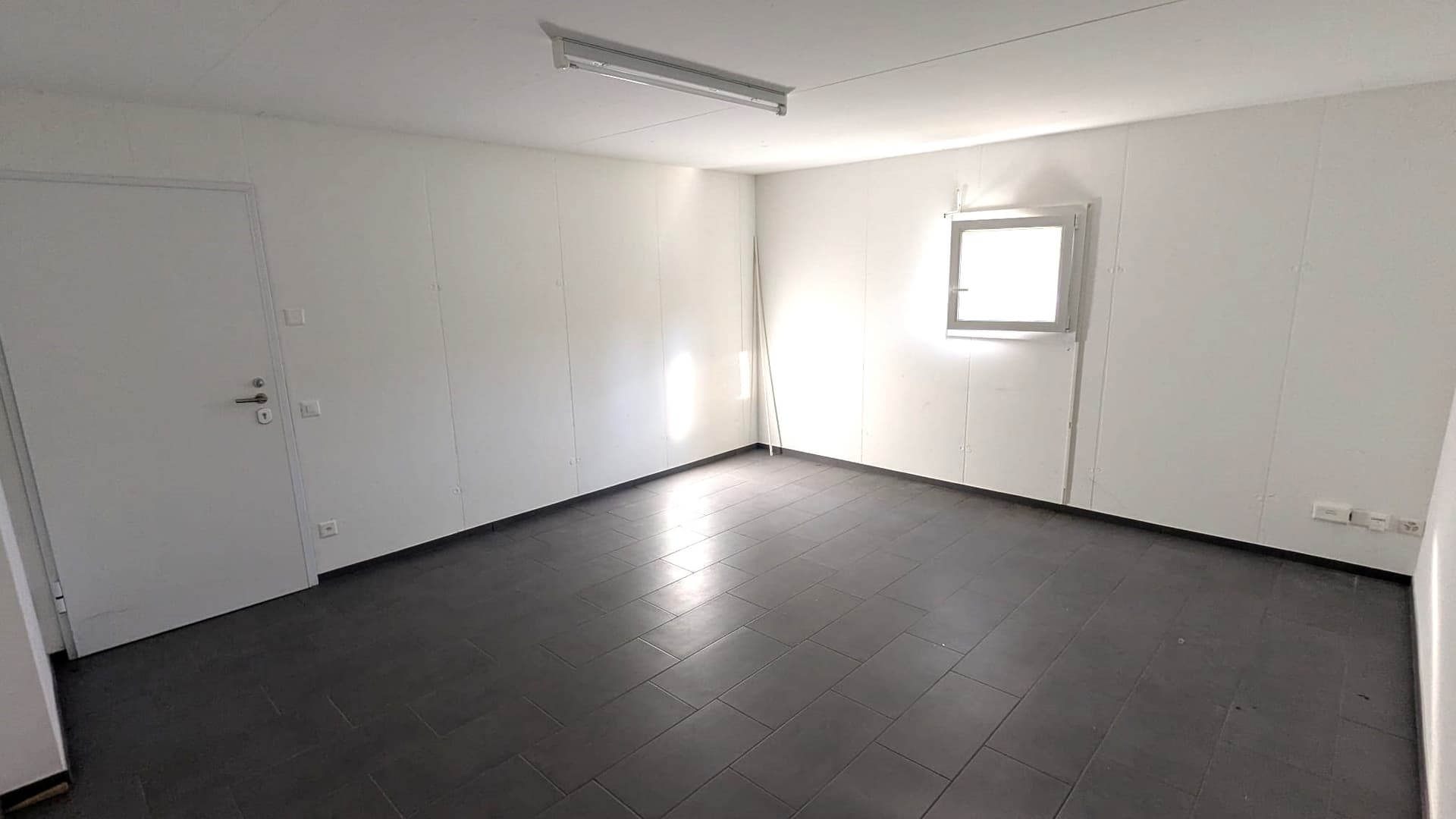 SPAZIOSO DEPOSITO / CAVEAU