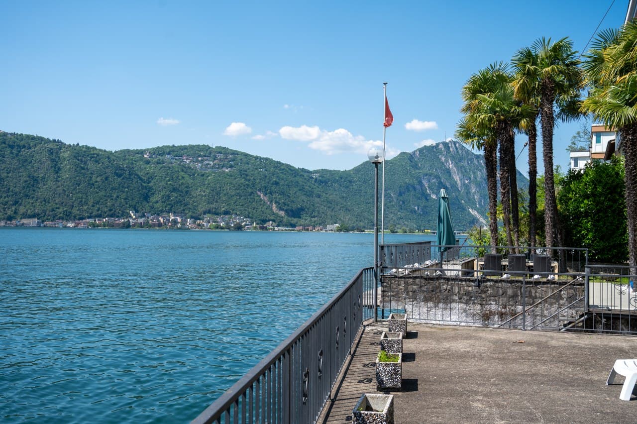PRESTIGIOUS VILLA ON THE SHORES OF THE LAKE, WITH PRIVATE DOCKS