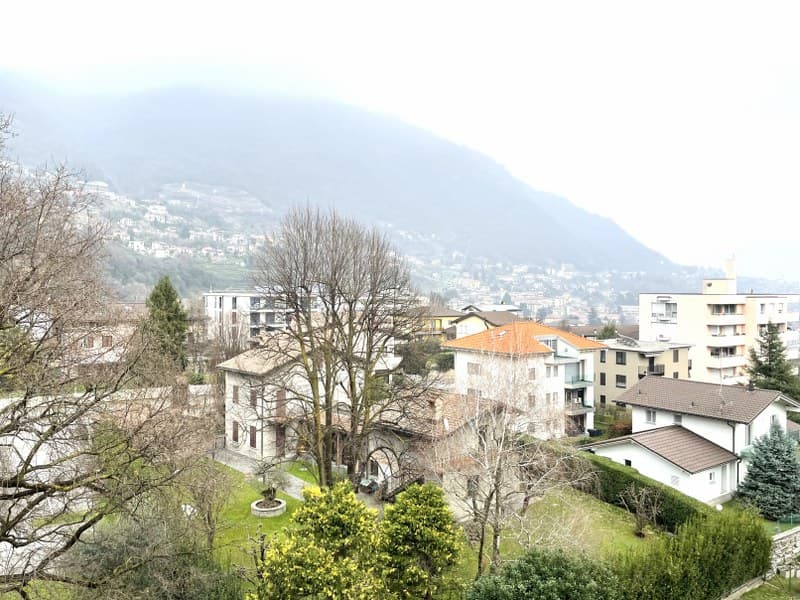 LUMINOSO DUPLEX DI 4.5 LOCALI CON BALCONI E VISTA APERTA SULLE COLLINE CIRCOSTANTI.