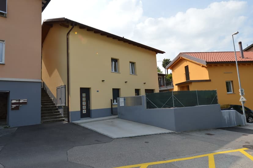 2.5-ROOM APARTMENT WITH PRIVATE GARDEN IN A SEMI-DETACHED HOUSE