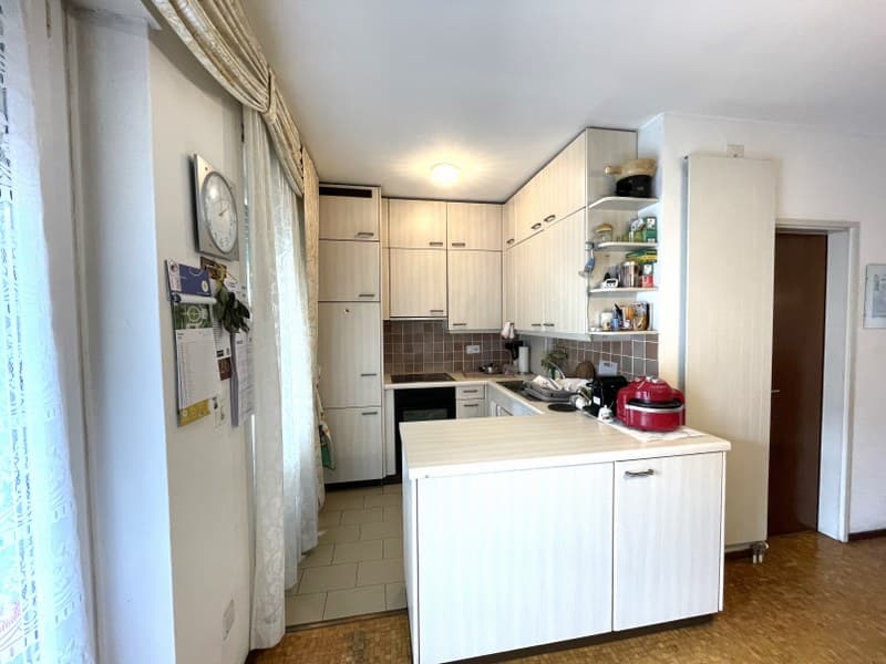 LUMINOSO DUPLEX DI 4.5 LOCALI CON BALCONI E VISTA APERTA SULLE COLLINE CIRCOSTANTI.