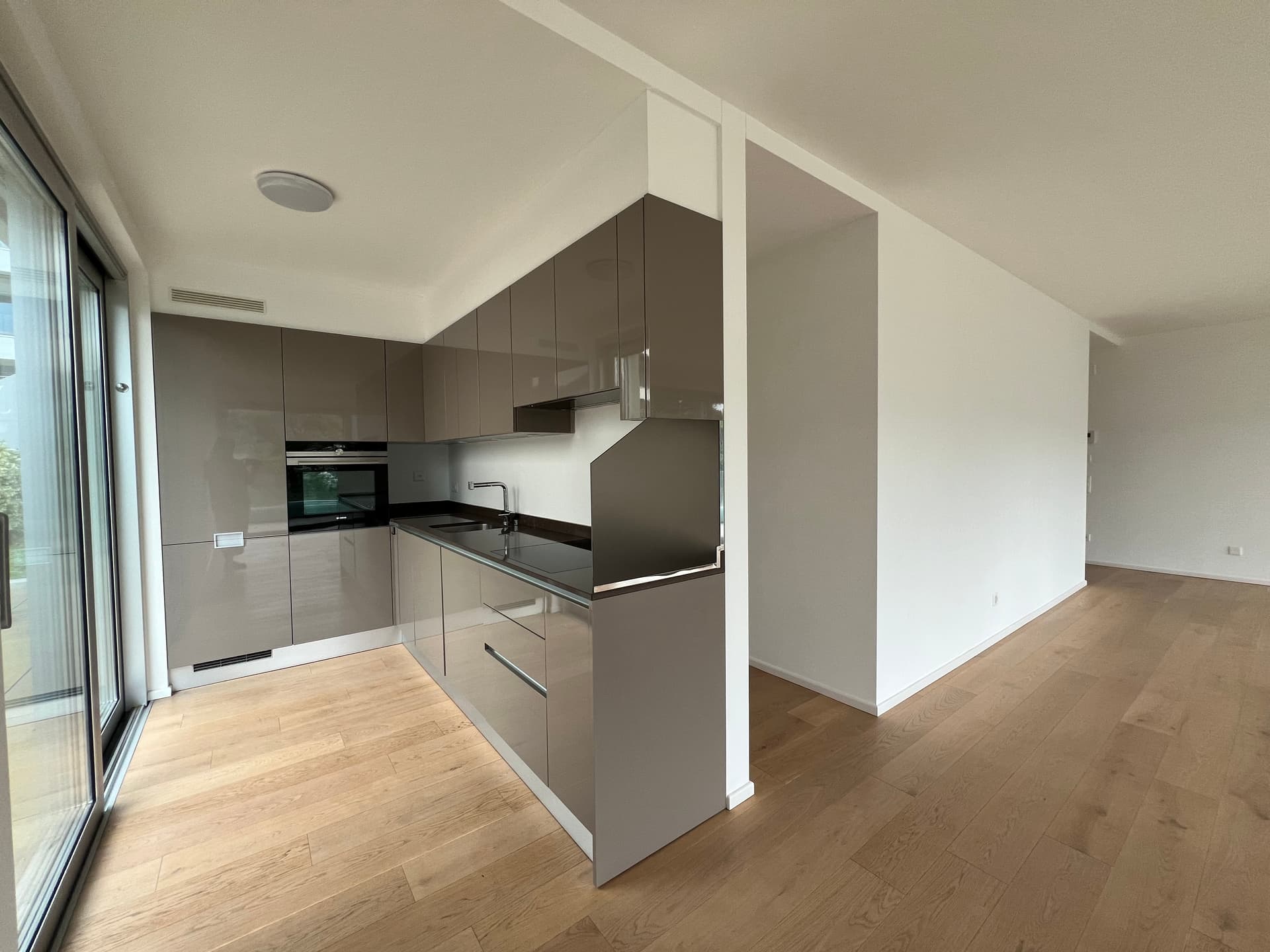 APPARTAMENTO MODERNO 4.5 LOCALI SOLEGGIATO CON VISTA LAGO 