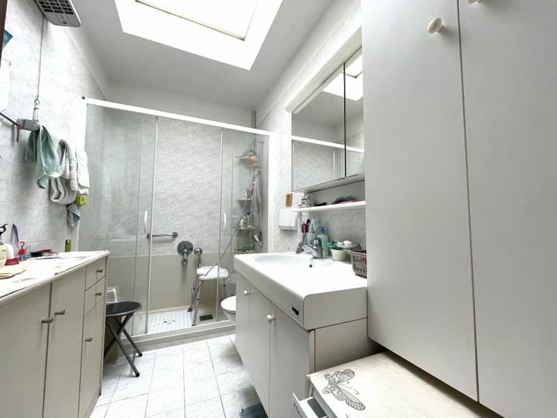 LUMINOSO DUPLEX DI 4.5 LOCALI CON BALCONI E VISTA APERTA SULLE COLLINE CIRCOSTANTI.