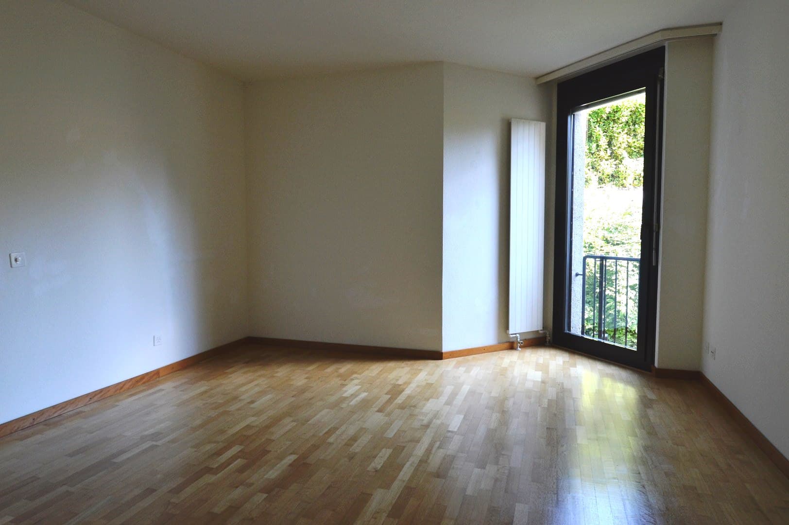 APPARTAMENTO 5.5 LOCALI CON TERRAZZA, IN ZONA TRANQUILLA NEL VERDE