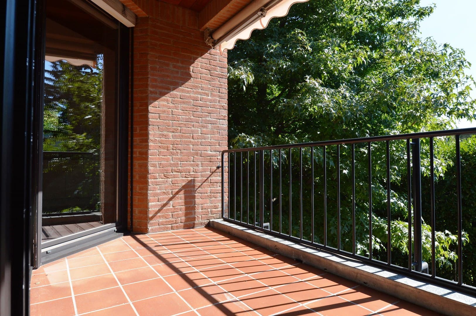 APPARTAMENTO 5.5 LOCALI CON TERRAZZA, IN ZONA TRANQUILLA NEL VERDE