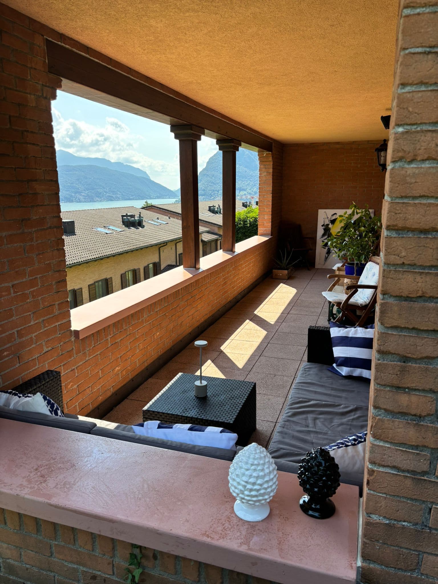 LUMINOSO APPARTAMENTO 3.5 LOCALI CON SPLENDIDA VISTA LAGO