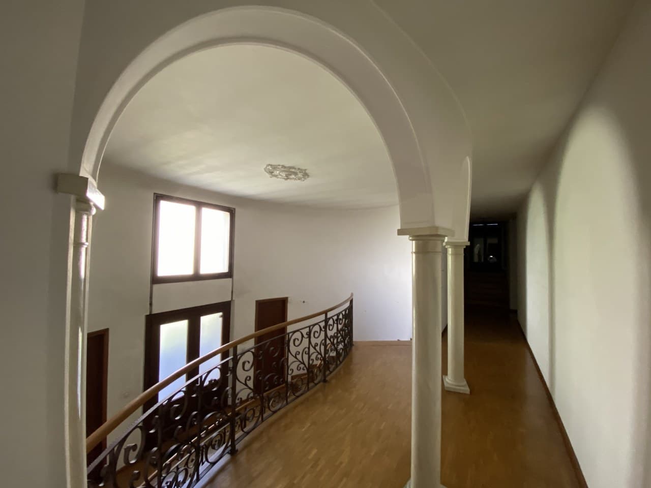 IMPORTANT VILLA WITH POOL - GREAT DEAL!