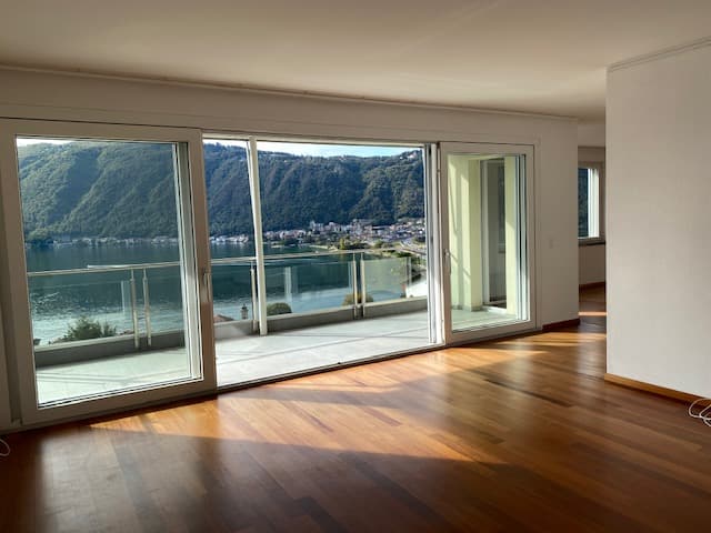 MERAVIGLIOSO ATTICO CON AMPIA TERRAZZA E PANORAMICA VISTA LAGO 