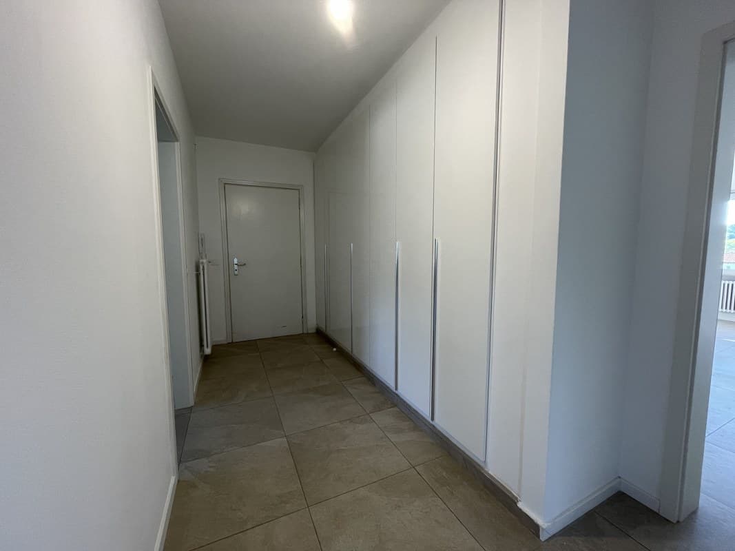 SPAZIOSO APPARTAMENTO DI 4.5 LOCALI CON TERRAZZA E VISTA APERTA