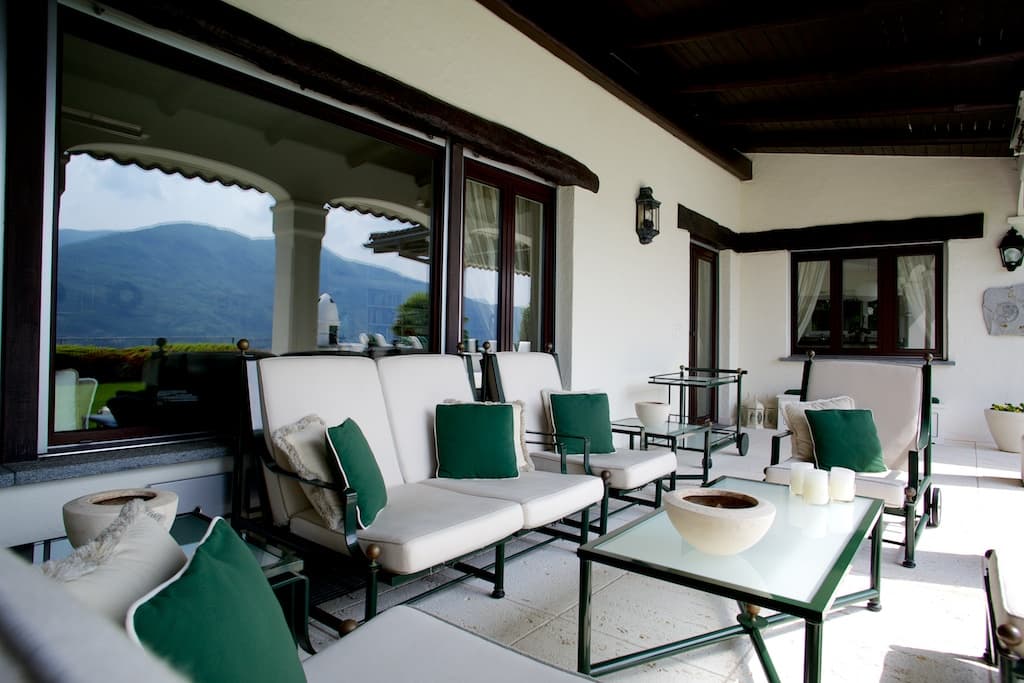 VILLA CON CHARME E VISTA APERTA SUL LAGO DI LUGANO 