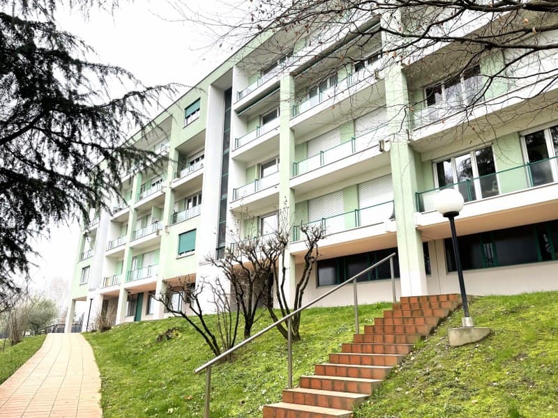 LUMINOSO DUPLEX DI 4.5 LOCALI CON BALCONI E VISTA APERTA SULLE COLLINE CIRCOSTANTI.