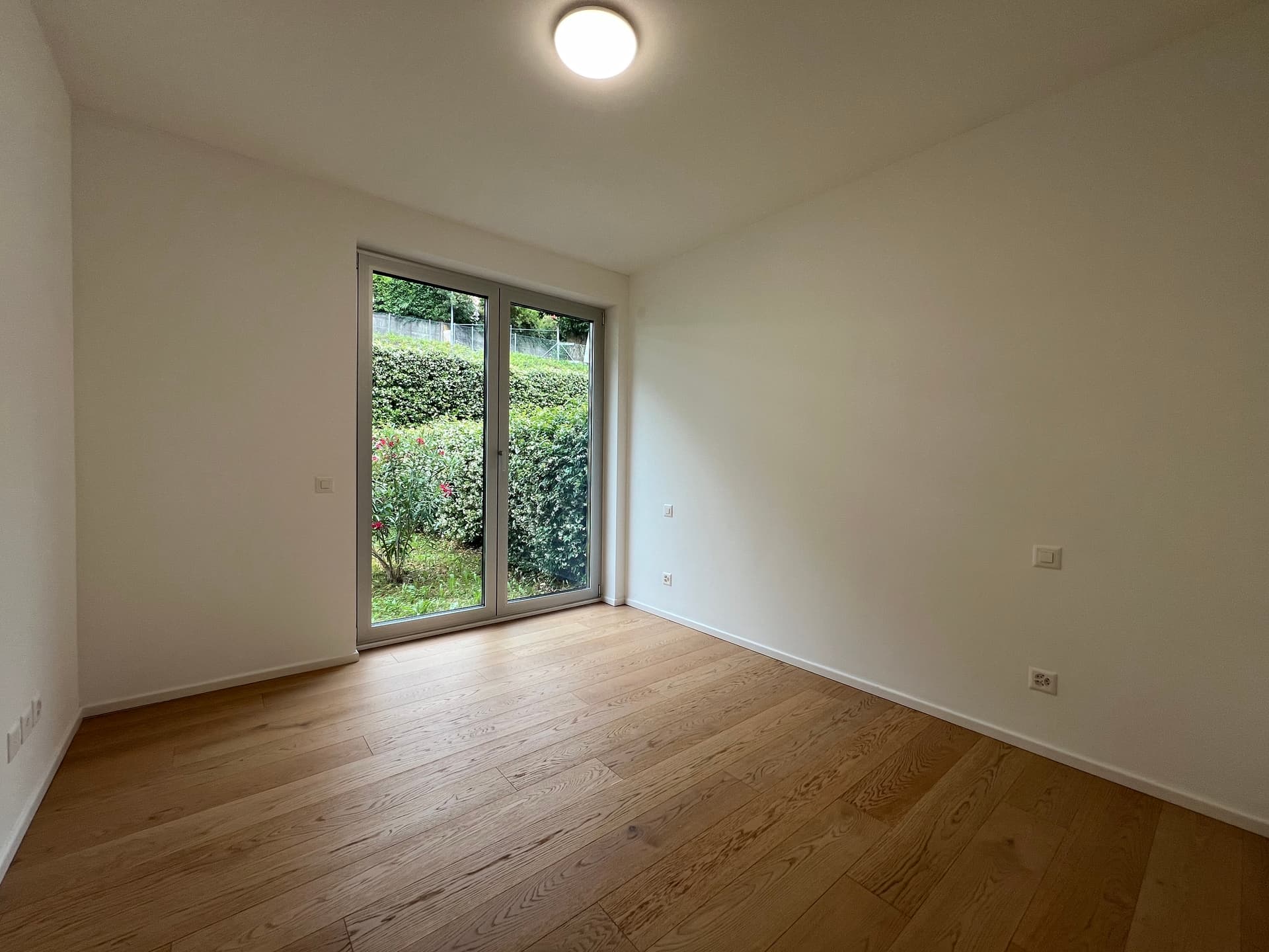 APPARTAMENTO MODERNO 4.5 LOCALI SOLEGGIATO CON VISTA LAGO 