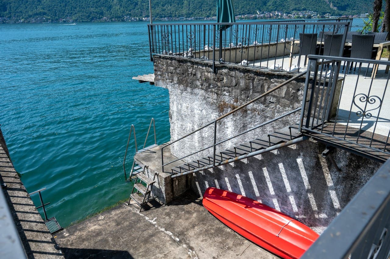 PRESTIGIOUS VILLA ON THE SHORES OF THE LAKE, WITH PRIVATE DOCKS