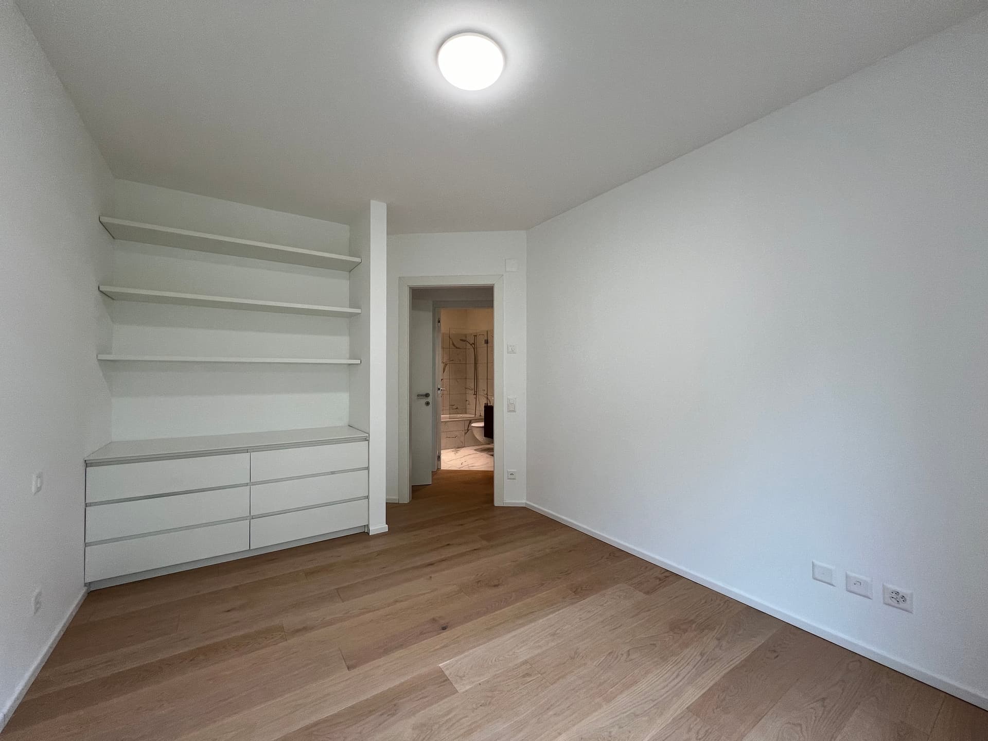 APPARTAMENTO MODERNO 4.5 LOCALI SOLEGGIATO CON VISTA LAGO 