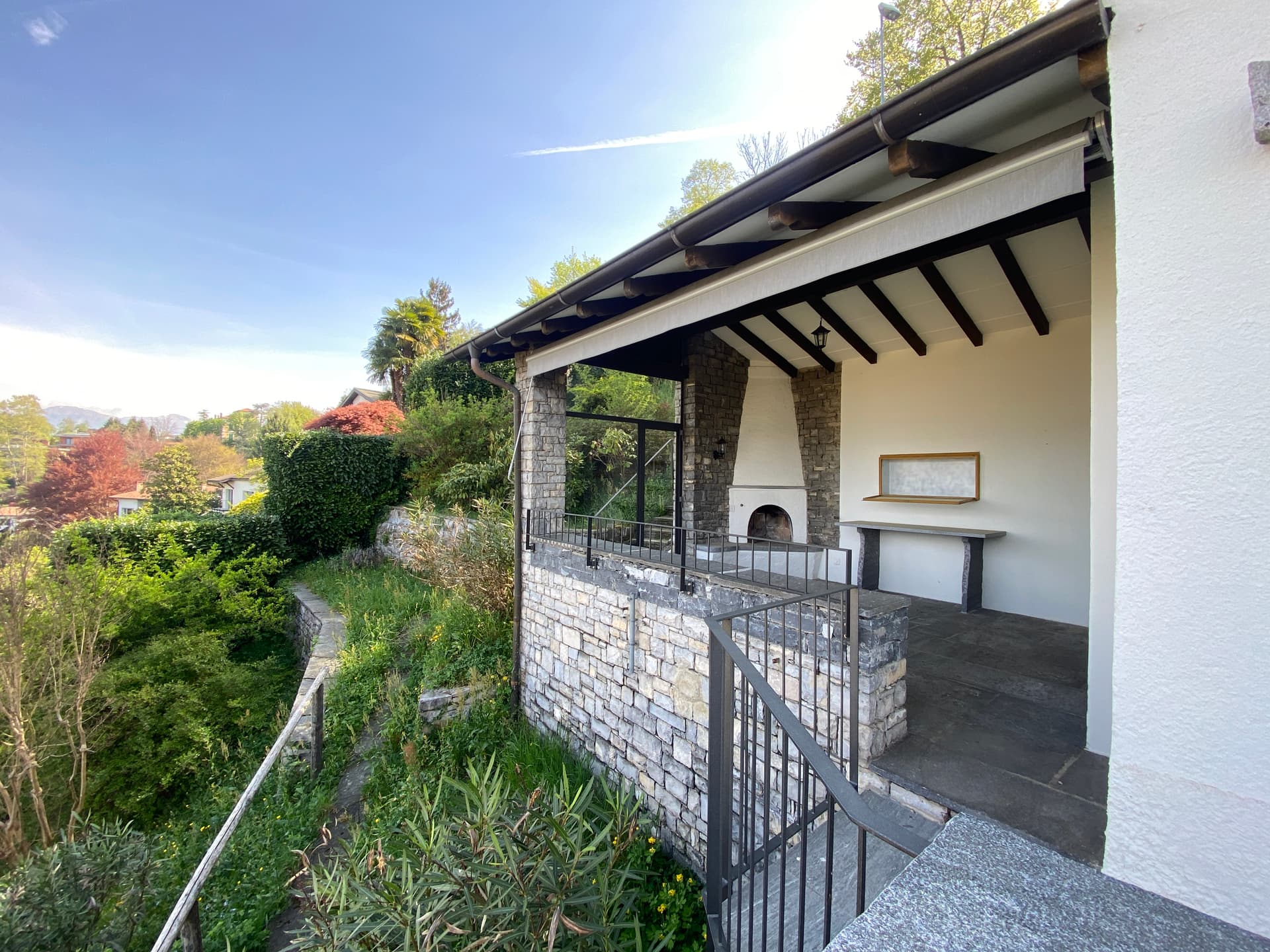 ELEGANTE CASA CON VISTA LAGO NEL CUORE DELLA COLLINA D'ORO 