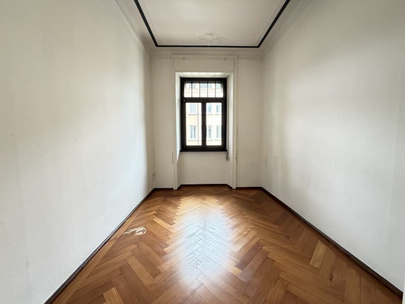 APPARTAMENTO 5.5 LOCALI IN ELEGANTE VILLA D'EPOCA, IN CENTRO CITTÀ