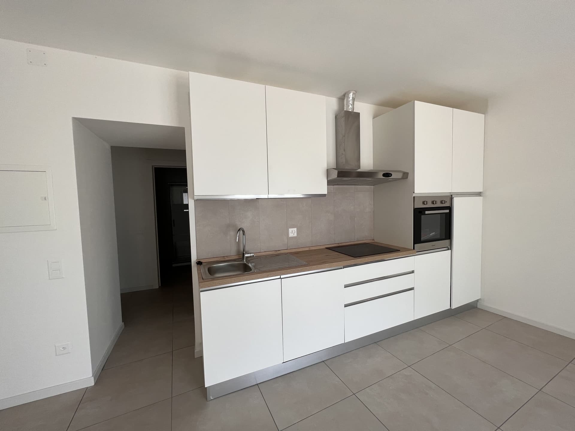 GROUND FLOOR STUDIO - FULLY RENOVATED