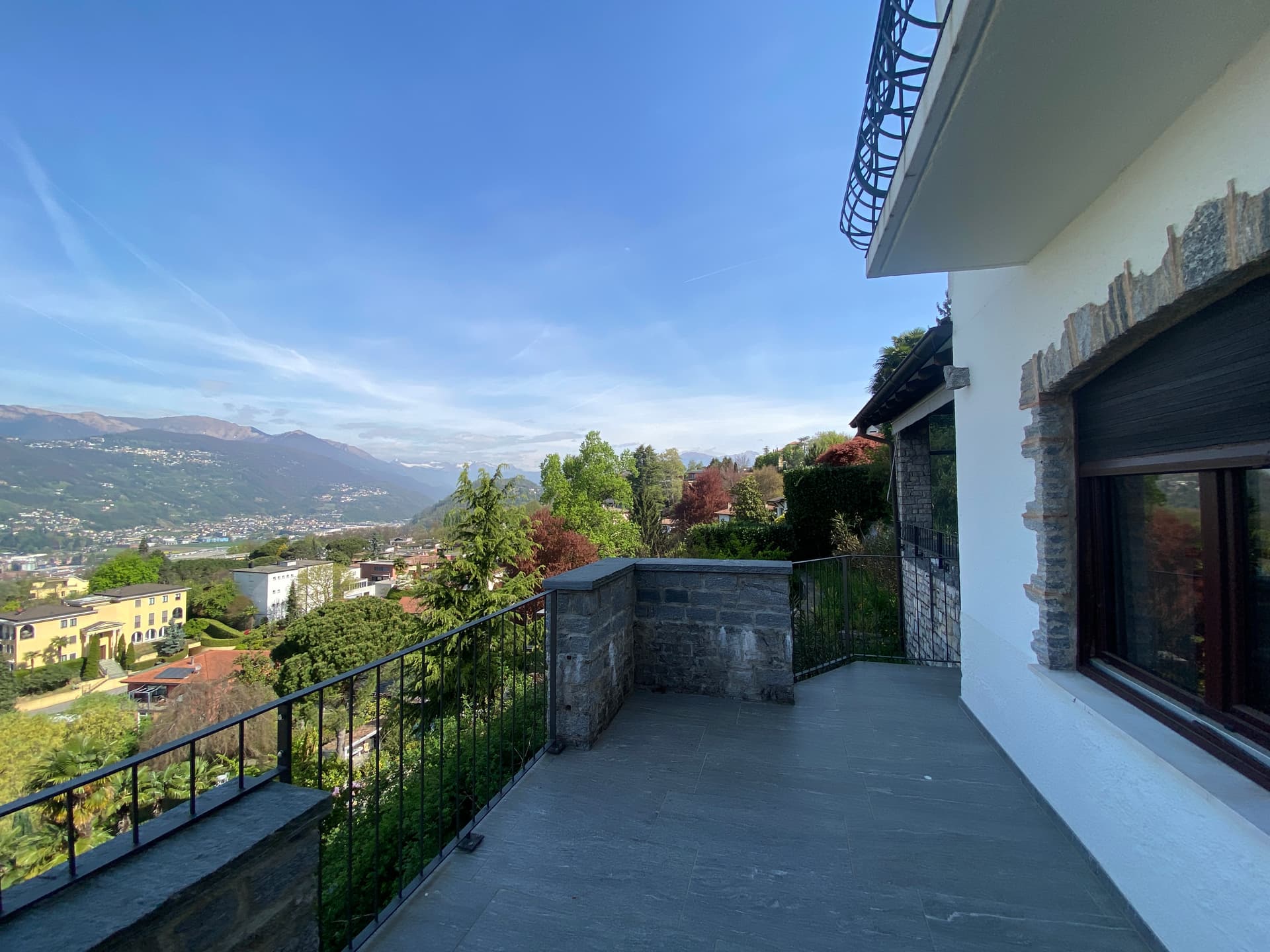 ELEGANTE CASA CON VISTA LAGO NEL CUORE DELLA COLLINA D'ORO 