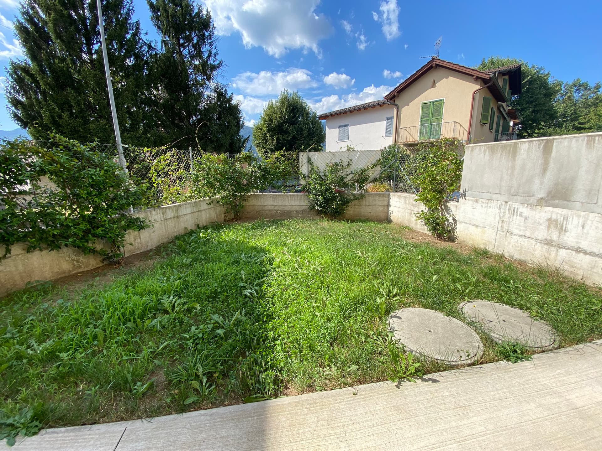 2.5-ROOM APARTMENT WITH PRIVATE GARDEN IN A SEMI-DETACHED HOUSE