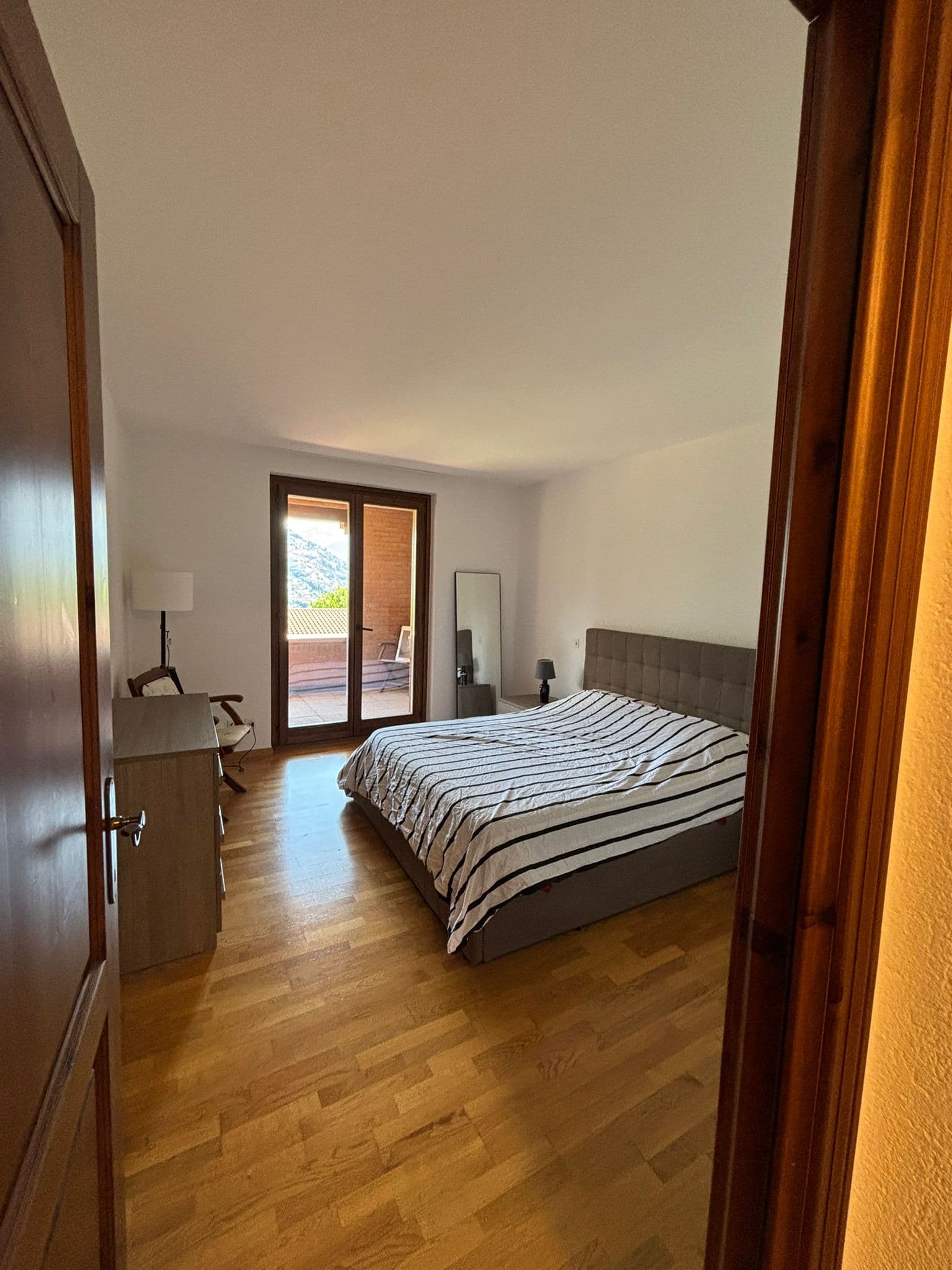 LUMINOSO APPARTAMENTO 3.5 LOCALI CON SPLENDIDA VISTA LAGO