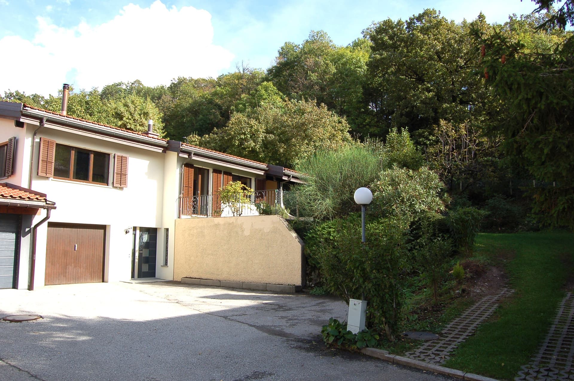 CASA UNIFAMILIARE CON GRANDE AREA VERDE PRIVATA