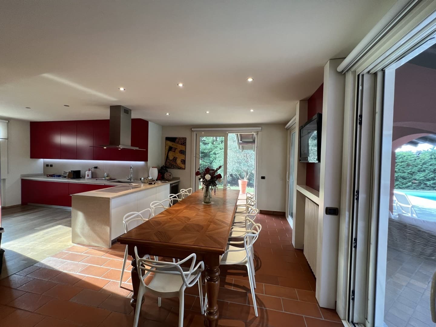 SINGLE VILLA WITH SPACIOUS GARDEN AND POOL