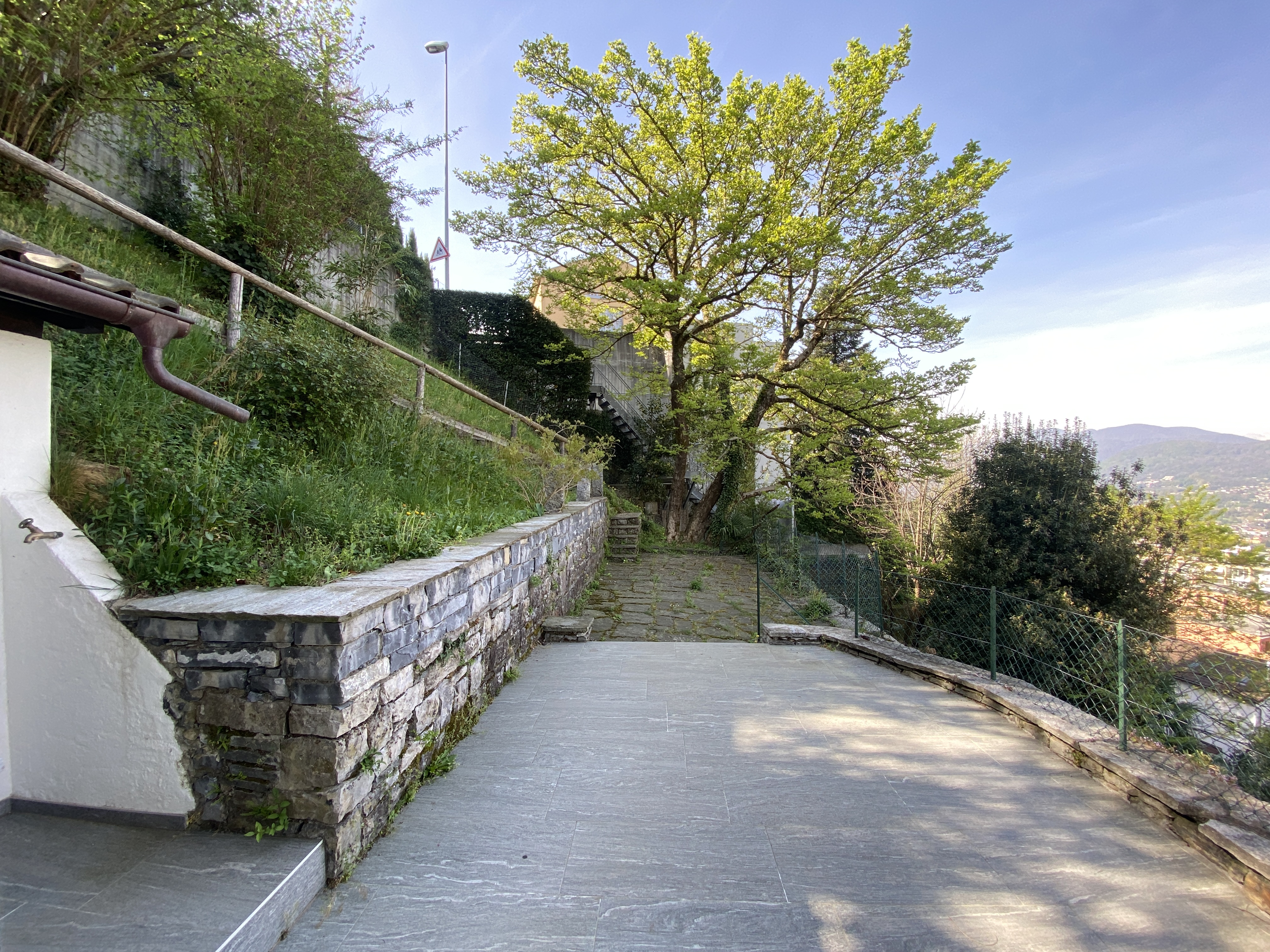 ELEGANTE CASA CON VISTA LAGO NEL CUORE DELLA COLLINA D'ORO 