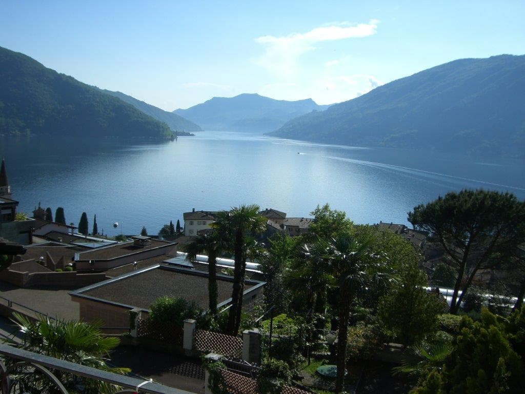 MERAVIGLIOSO ATTICO CON AMPIA TERRAZZA E PANORAMICA VISTA LAGO 